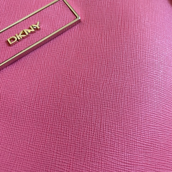 Two-way pink leather shoulder bag by DKNY - Picture 5 of 6